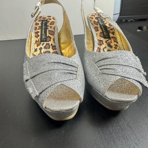But Another Innocent Tale Sparkly Silver NWOT Platform Heels Size 8 Glitter - Picture 14 of 14